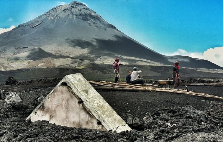 Fogo Island: Hike to the peak of the volcano